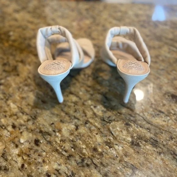 Vince camuto cream heels 5.5 - Picture 2 of 7